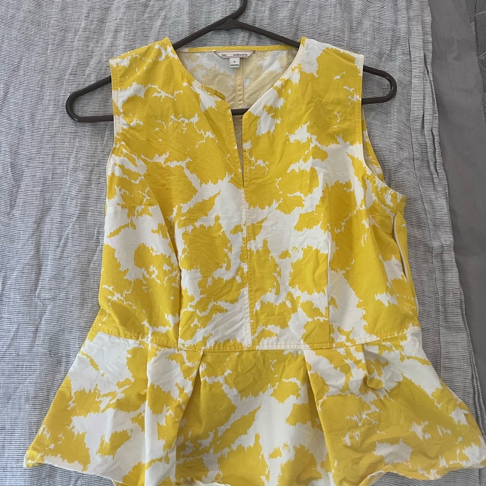 Gap size 8 yellow/white top.